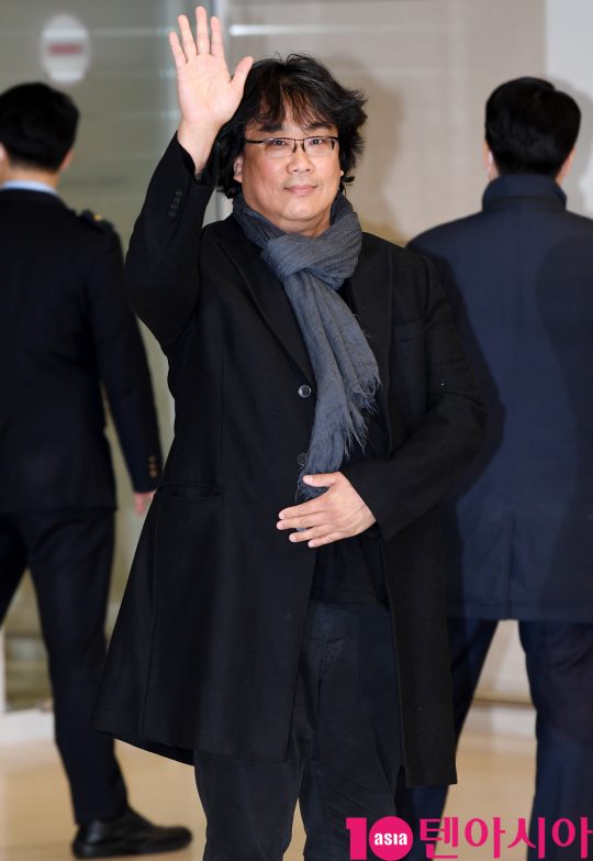 ’제 92회 아카데미 시상식’에서 작품상을 비롯해 4개 부분(작품상, 감독상, 각본상, 국제장편영화상)을 수상한 영화 ‘기생충’의 감독 봉준호가 16일 오후 인천국제공항을 통해 귀국하고 있다.