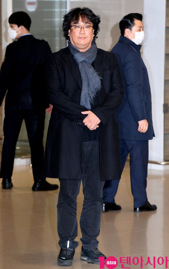 ’제 92회 아카데미 시상식’에서 작품상을 비롯해 4개 부분(작품상, 감독상, 각본상, 국제장편영화상)을 수상한 영화 ‘기생충’의 감독 봉준호가 16일 오후 인천국제공항을 통해 귀국하고 있다.