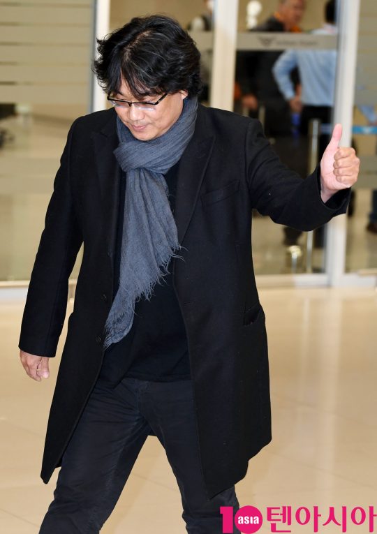 ’제 92회 아카데미 시상식’에서 작품상을 비롯해 4개 부분(작품상, 감독상, 각본상, 국제장편영화상)을 수상한 영화 ‘기생충’의 감독 봉준호가 16일 오후 인천국제공항을 통해 귀국하고 있다.