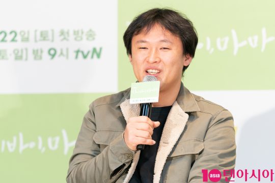유제원 감독이 18일 CJ ENM센터에서 열린 tvN 새 토일드라마 ‘하이바이, 마마’ 제작발표회에 참석해 인삿말을 하고 있다. /사진제공=tvN