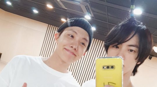 방탄소년단X아미 "제이홉 생일 축하해 I LOVE YOU"