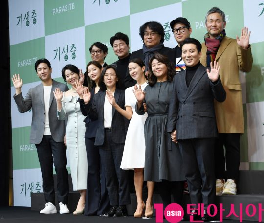 양진모 편집감독(뒷줄 왼쪽부터), 송강호, 봉준호 감독, 한진원 작가, 이하준 미술감독, 이선균(앞줄 왼쪽부터), 장혜진, 박소담, 곽신애 대표, 조여정, 이정은, 박명훈. /사진=텐아시아DB