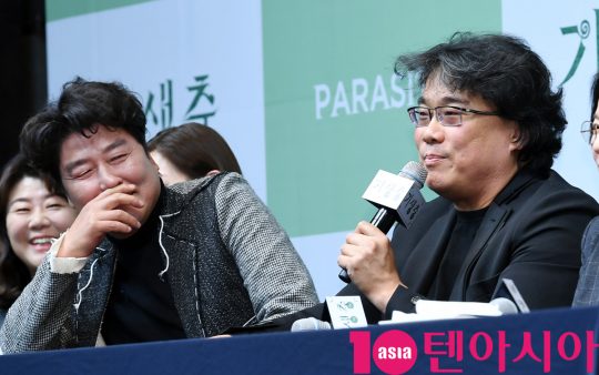 봉준호 감독(왼쪽)과 송강호가 19일 오전 서울 소공동 서울 웨스틴조선호텔에서 열린 영화 ‘기생충’ 기자회견에 참석했다. /조준원 기자 wizard333@