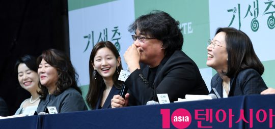 배우 장혜진(왼쪽부터), 이정은, 박소담, 봉준호 감독, 곽신애 대표가 19일 오전 서울 소공동 서울 웨스틴조선호텔에서 열린 영화 ‘기생충’ 기자회견에 참석했다. /조준원 기자 wizard33@