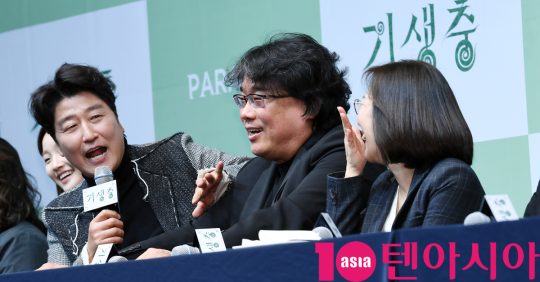 [TEN PHOTO]&#39;기생충&#39; 송강호 &#34;봉감독 갈비뼈 금가서 오스카 리액션 자제&#34;