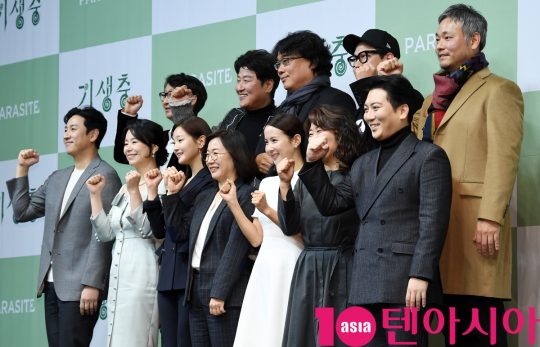 영화 ‘기생충’의 양진모 편집감독(뒷줄 왼쪽부터), 송강호, 봉준호 감독, 한진원 작가, 이하준 미술감독, 이선균(앞줄 왼쪽부터), 장혜진, 박소담, 곽신애 대표, 조여정, 이정은, 박명훈. /조준원 기자 wizard333@