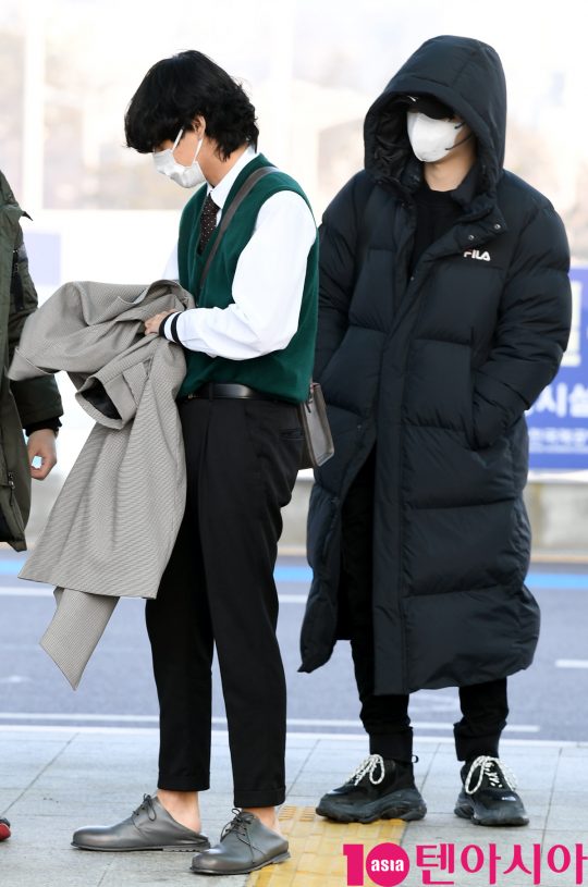 그룹 방탄소년단(BTS)(RM, 슈가, 진, 제이홉, 지민, 뷔, 정국) 뷔와 슈가가 20일 오전 미국 NBC 방송의 토크쇼 ‘투데이 쇼(TODAY SHOW)’ 참석차 인천국제공항을 통해 미국 뉴욕으로 출국하고 있다.