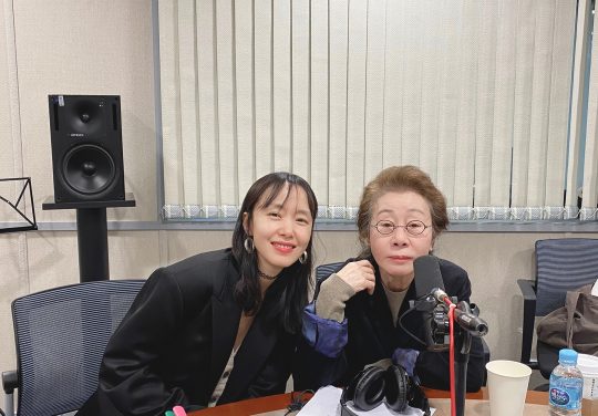 영화 ‘지푸라기라도 잡고 싶은 짐승들’의 전도연, 윤여정이 SBS 파워FM ‘최화정의 파워타임’(이하 ‘최파타’)에 출연한다. /사진제공=메가박스중앙㈜플러스엠