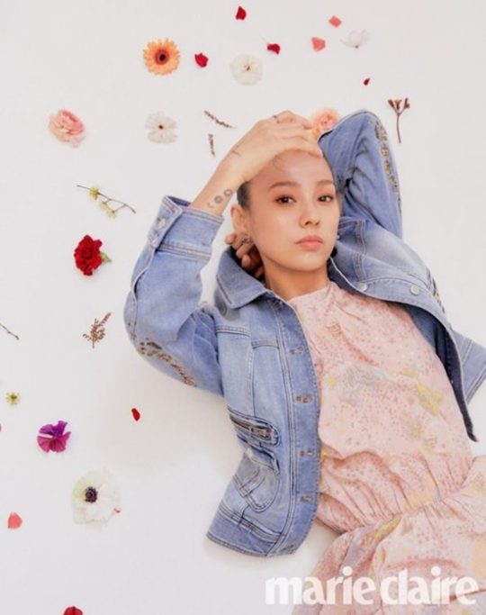"누가 꽃이야?"···이효리, 올백머리로 완성한 화사한 봄 화보