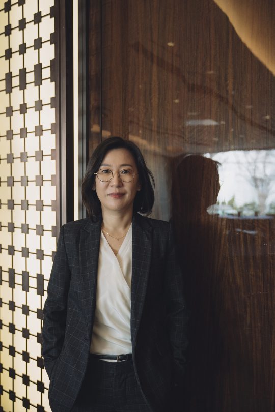 곽 대표는 “아카데미에서 입은 드레스는 최세연 의상실장이 드레스숍을 통해 빌려줬다. 치수가 커서 뒤를 임시로 기웠다. 재킷은 칸영화제에 가기 전에 맞춘 것”이라며 “소문이 났는지 그 가게가 꽤 인기있어졌나 보더라”며 웃었다. /사진제공=CJ엔터테인먼트