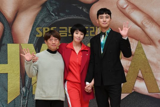 장태유 감독(왼쪽부터)과 배우 김혜수, 주지훈이 21일 오후 생중계된 SBS 새 금토드라마 ‘하이에나’ 제작발표회에 참석했다. /사진제공=SBS