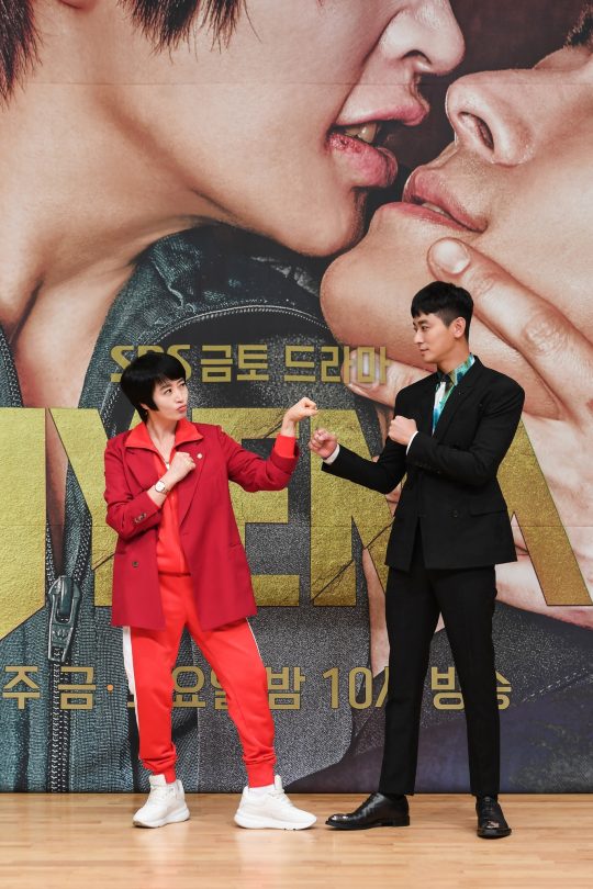 배우 김혜수(왼쪽), 주지훈이 21일 오후 생중계된 SBS 새 금토드라마 ‘하이에나’ 제작발표회에 참석해 자세를 취하고 있다. /사진제공=SBS