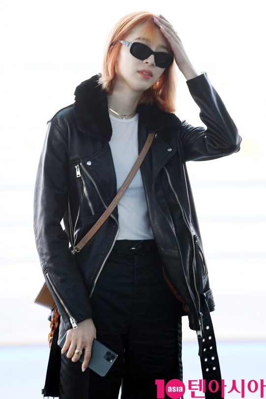 모델 아이린이 24일 오전 파리 패션위크 참석차 인천국제공항을 통해 프랑스로 출국하고 있다.