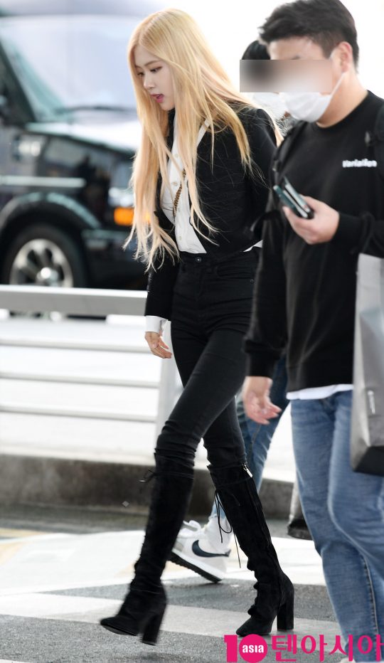 블랙핑크 로제가 24일 오후 해외일정 참석차 인천국제공항을 통해 프랑스 파리로 출국하고 있다.
