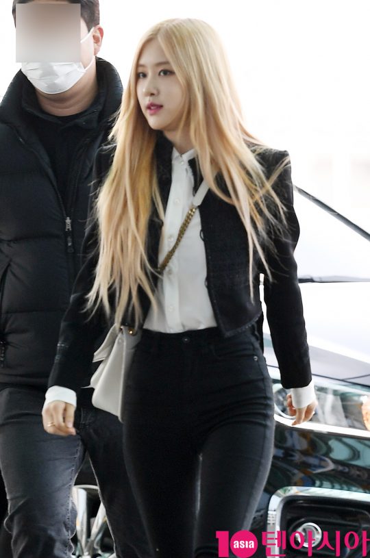 블랙핑크 로제가 24일 오후 해외일정 참석차 인천국제공항을 통해 프랑스 파리로 출국하고 있다.