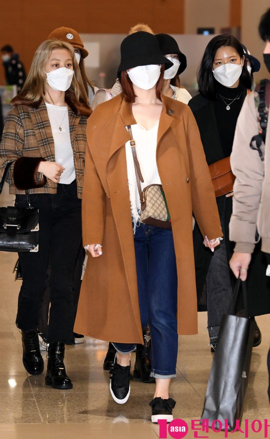 걸그룹 트와이스(나연, 정연, 모모, 사나, 지효, 미나, 다현, 채영, 쯔위)가 24일 오후 트와이스 월드투어 2019-트와이스라이츠 인 재팬 공연을 마치고 인천국제공항을 통해 입국하고 있다.
