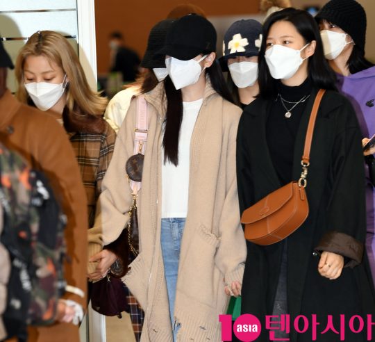 걸그룹 트와이스(나연, 정연, 모모, 사나, 지효, 미나, 다현, 채영, 쯔위) 지효,미나,정연이 24일 오후 트와이스 월드투어 2019-트와이스라이츠 인 재팬 공연을 마치고 인천국제공항을 통해 입국하고 있다.
