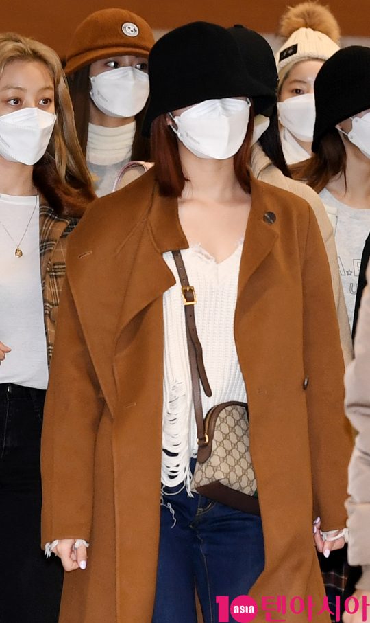 걸그룹 트와이스(나연, 정연, 모모, 사나, 지효, 미나, 다현, 채영, 쯔위) 사나가 24일 오후 트와이스 월드투어 2019-트와이스라이츠 인 재팬 공연을 마치고 인천국제공항을 통해 입국하고 있다.