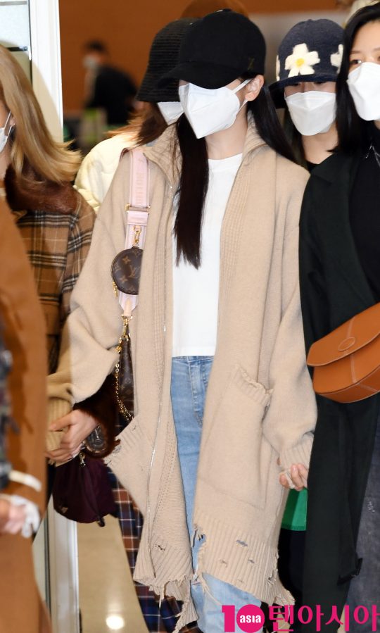 걸그룹 트와이스(나연, 정연, 모모, 사나, 지효, 미나, 다현, 채영, 쯔위) 미나가 24일 오후 트와이스 월드투어 2019-트와이스라이츠 인 재팬 공연을 마치고 인천국제공항을 통해 입국하고 있다.