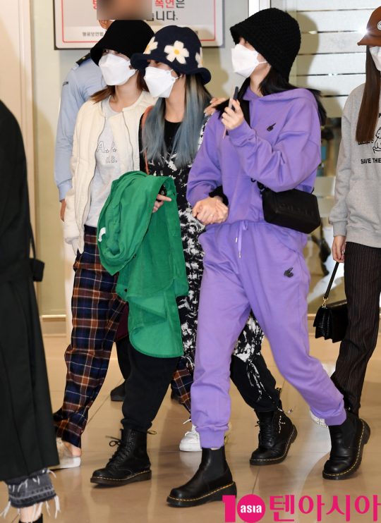걸그룹 트와이스(나연, 정연, 모모, 사나, 지효, 미나, 다현, 채영, 쯔위) 나연,채영,모모가 24일 오후 트와이스 월드투어 2019-트와이스라이츠 인 재팬 공연을 마치고 인천국제공항을 통해 입국하고 있다.