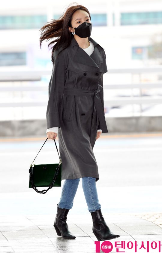 배우 안희연 (exid 하니)가 25일 오후 해외일정 참석차 인천국제공항을 통해 프랑스 파리로 출국하고 있다.