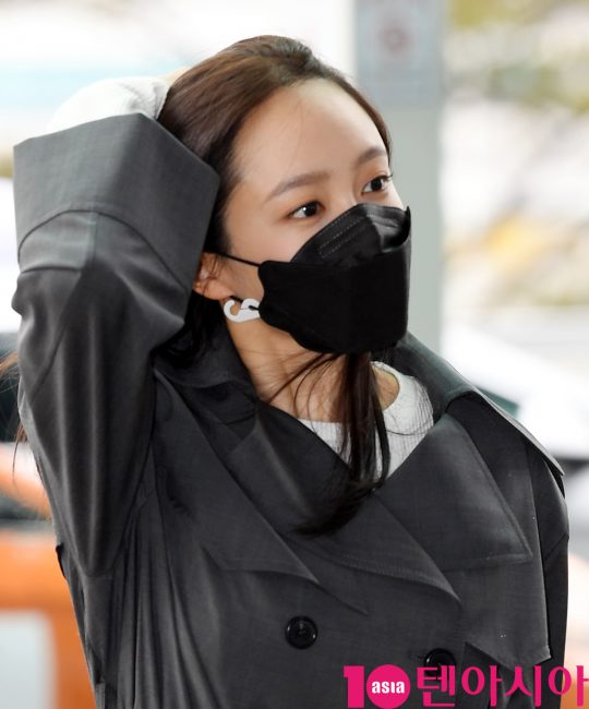 배우 안희연 (exid 하니)가 25일 오후 해외일정 참석차 인천국제공항을 통해 프랑스 파리로 출국하고 있다.