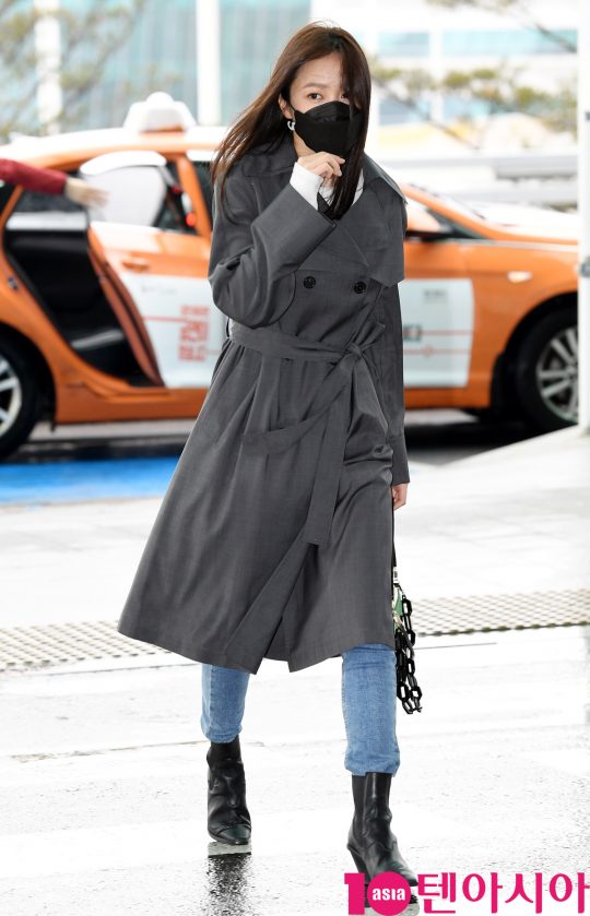배우 안희연 (exid 하니)가 25일 오후 해외일정 참석차 인천국제공항을 통해 프랑스 파리로 출국하고 있다.
