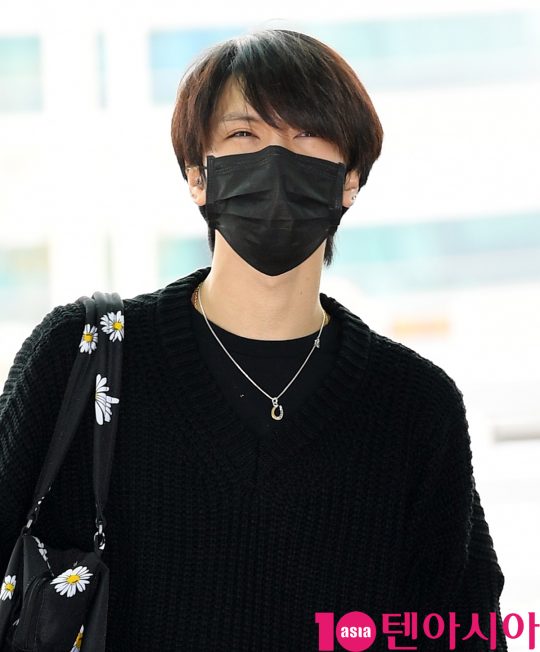 그룹 슈퍼엠(태민(샤이니), 백현(엑소), 카이(엑소), 태용(NCT), 마크(NCT), 루카스(웨이션브이), 텐(웨이션브이)) 텐이 25일 오후 해외공연 참석차 인천국제공항을 통해 프랑스 파리로 출국하고 있다.