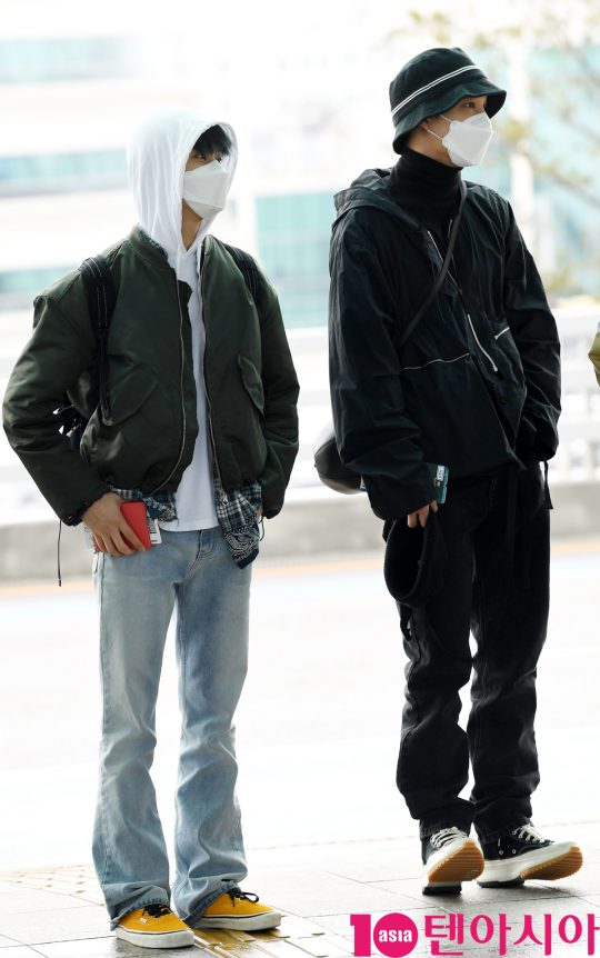 그룹 슈퍼엠(태민(샤이니), 백현(엑소), 카이(엑소), 태용(NCT), 마크(NCT), 루카스(웨이션브이), 텐(웨이션브이)) 마크와 카이가 25일 오후 해외공연 참석차 인천국제공항을 통해 프랑스 파리로 출국하고 있다.