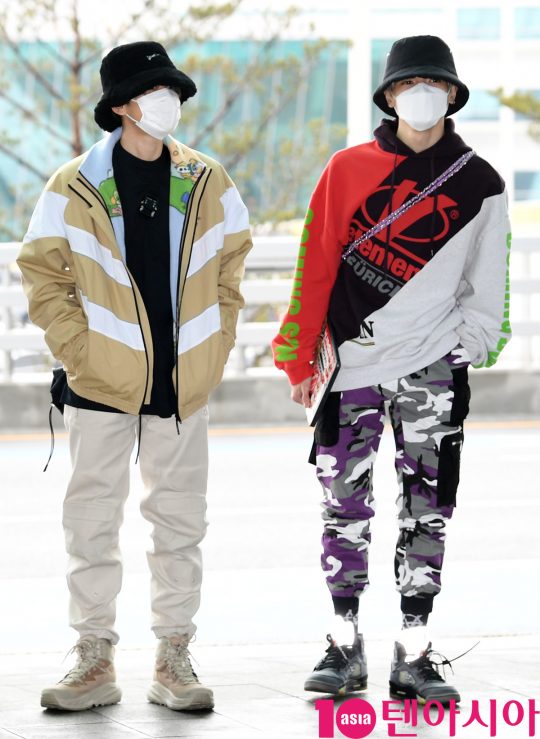 그룹 슈퍼엠(태민(샤이니), 백현(엑소), 카이(엑소), 태용(NCT), 마크(NCT), 루카스(웨이션브이), 텐(웨이션브이)) 백현과 태용이 25일 오후 해외공연 참석차 인천국제공항을 통해 프랑스 파리로 출국하고 있다.