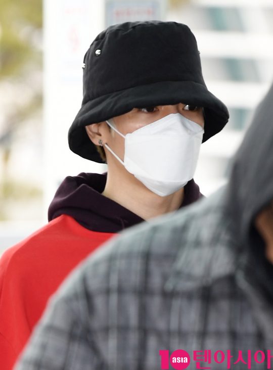 그룹 슈퍼엠(태민(샤이니), 백현(엑소), 카이(엑소), 태용(NCT), 마크(NCT), 루카스(웨이션브이), 텐(웨이션브이)) 태용이 25일 오후 해외공연 참석차 인천국제공항을 통해 프랑스 파리로 출국하고 있다.