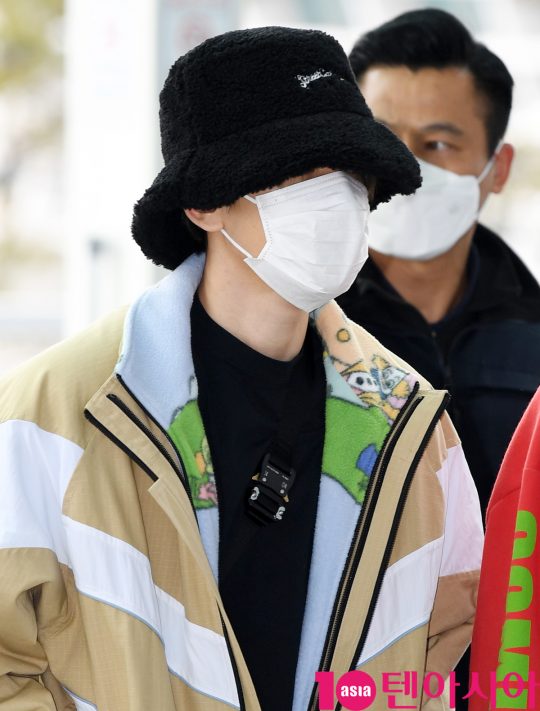 그룹 슈퍼엠(태민(샤이니), 백현(엑소), 카이(엑소), 태용(NCT), 마크(NCT), 루카스(웨이션브이), 텐(웨이션브이)) 백현이 25일 오후 해외공연 참석차 인천국제공항을 통해 프랑스 파리로 출국하고 있다.
