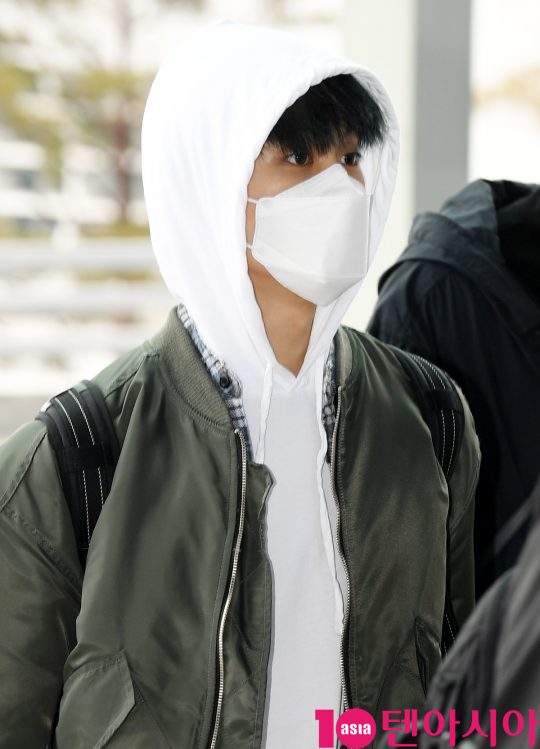 그룹 슈퍼엠(태민(샤이니), 백현(엑소), 카이(엑소), 태용(NCT), 마크(NCT), 루카스(웨이션브이), 텐(웨이션브이)) 마크가 25일 오후 해외공연 참석차 인천국제공항을 통해 프랑스 파리로 출국하고 있다.