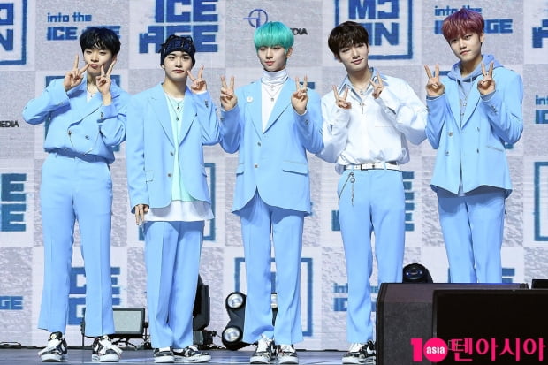 그룹 MCND의 캐슬제이(왼쪽부터), 빅, 윈, 휘준, 민재가 26일 오후 서울 광장동 예스24라이브홀에서 데뷔앨범 'into the ICE AGE'의 쇼케이스를 개최했다. / 이승현 기자 lsh87@