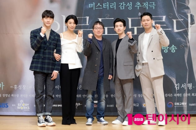 배우 안지호(왼쪽부터), 김서형, 이정흠 PD, 배우 류덕환, 박훈이 26일 오후 열린 SBS 새 월화드라마 ‘아무도 모른다’ 제작발표회에 참석했다./사진제공=SBS