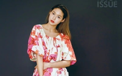 설현, 표지모델로 재능기부···"코로나 19 비상, 건강 유의하시길" (화보)
