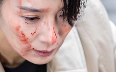 '아무도 모른다' 김서형, 충격 엔딩 직후 피투성이로 포착