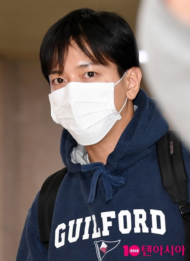 [TEN 포토]씨엔블루 정용화 '우수에 찬 눈동자'(공항패션)