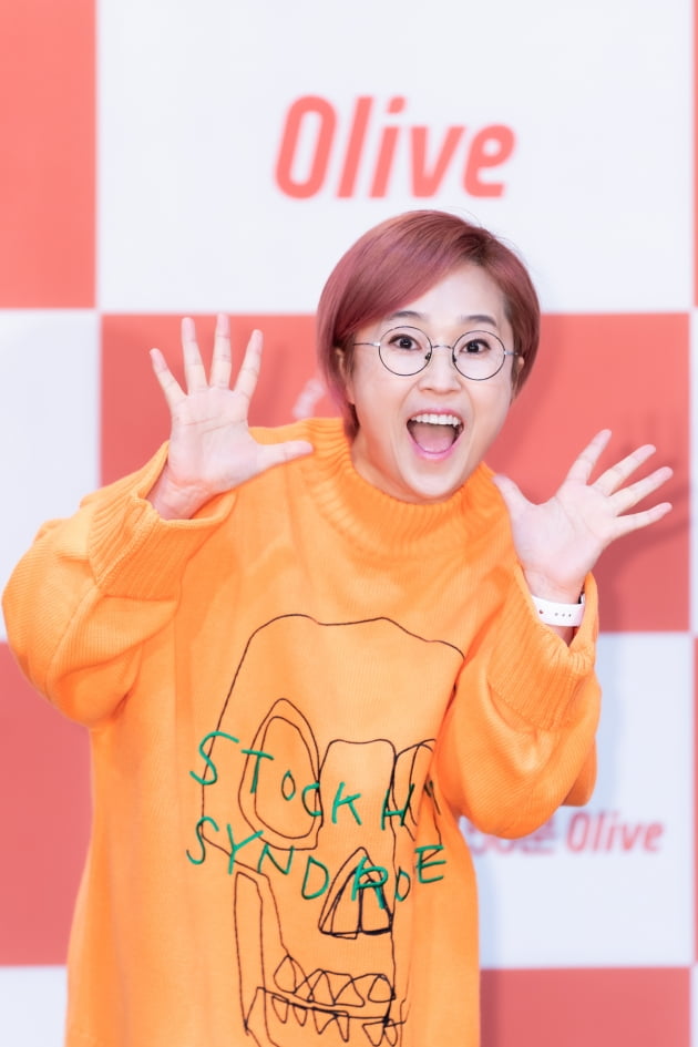 개그우먼 송은이가 4일 오전 생중계된 올리브 새 예능 ‘밥블레스유2’ 제작발표회에 참석해 자세를 취하고 있다. /사진제공=CJ ENM