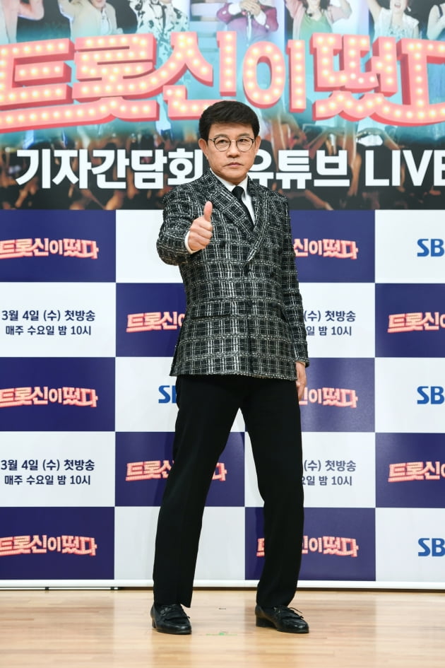 [TEN 포토] '트롯신이 떴다' 설운도, '아이돌 부럽지 않은 비주얼'