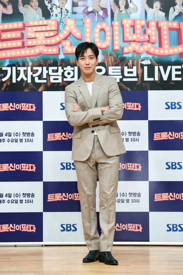 [TEN 포토] '트롯신이 떴다' 정용화, 'SBS 새 예능의 비주얼 담당'