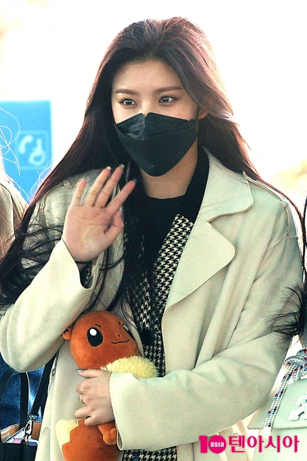 [TEN 포토] 에버글로우 이런 '마스크 너머 보이는 예쁨'