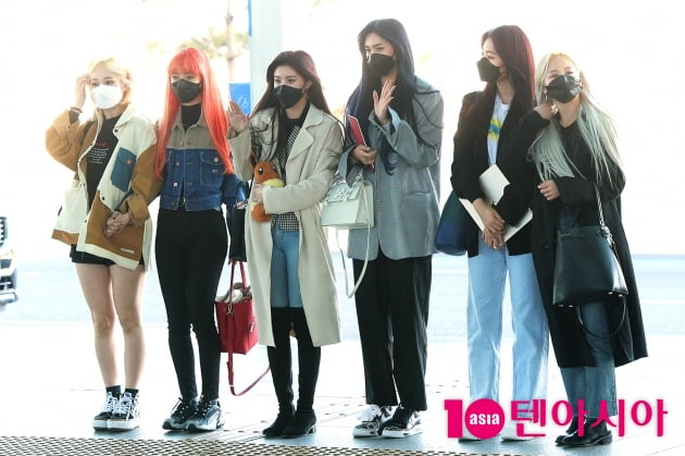 [TEN 포토] 에버글로우 '미국 떠나요, 아디오스~'