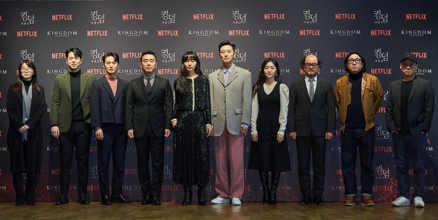 작가 김은희(왼쪽부터), 배우 전석호, 김성규, 류승룡, 배두나, 주지훈, 김혜준, 김상호, 감독 박인제, 김성훈