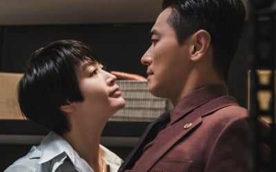 '하이에나' 김혜수X주지훈, 창고 안 밀착 '아슬아슬'
