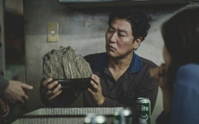 '기생충' 전세계 수익 3000억원 눈앞…일본·영국·북미 흥행 ing