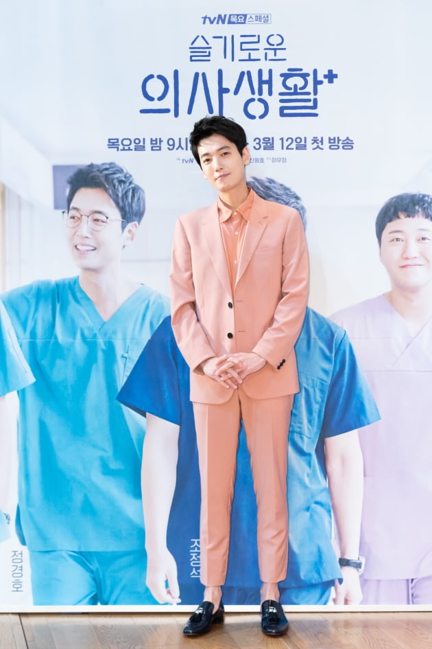 [TEN 포토] '슬기로운 의사생활' 정경호, '봄을 부르는 핑크 패션'