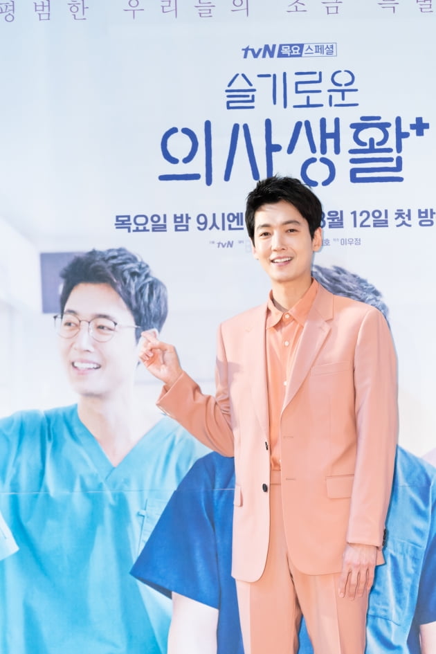 [TEN 포토] '슬기로운 의사생활' 정경호, '내 사진 마음에 드네~'