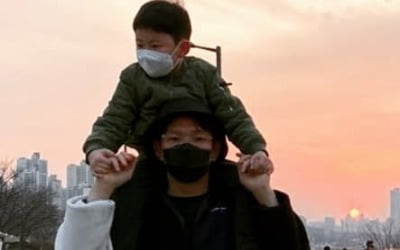 장성규, 마스크 쓰고 아들과 한강 나들이 "집에만 있어야 하는 요즘…미안해"