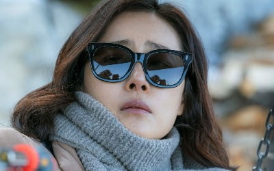 '날씨가 좋으면 찾아가겠어요', 문정희는 왜 선글라스를 벗지 않을까